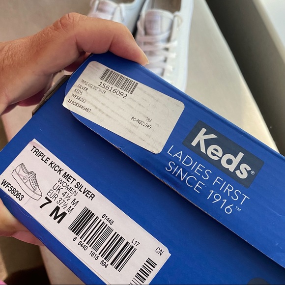 Woman’s KEDS Triple Kick Met Silver Sneakers Size 7 Only Worn Once! - Picture 10 of 12